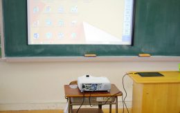 教員用のタブレット、ホワイトボードと投影機