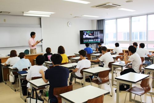 実際の授業風景。教員も生徒もiPadを操作しながら授業を進めている。