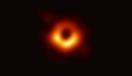 EHTで撮影したM87中心ブラックホールの画像 (EHT Collaboration)